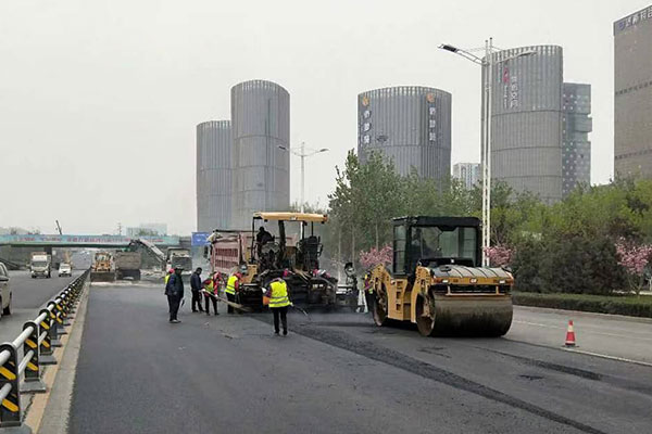 高速公路路面施工為什么多數使用瀝青材料？